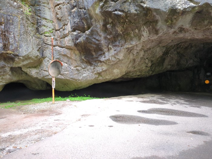 羽山第2トンネルと鍾乳洞
