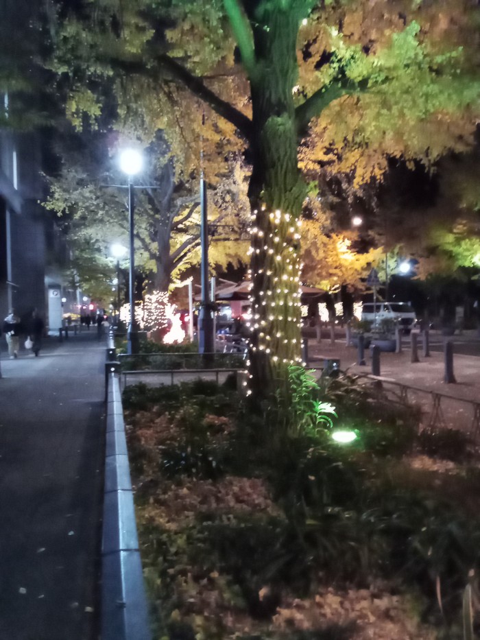 日本大通り駅前で