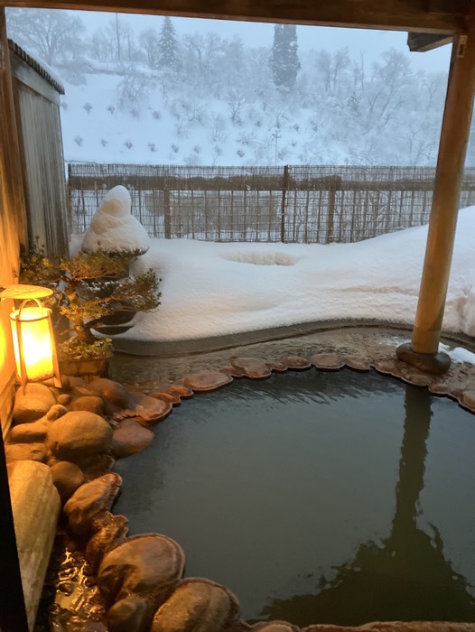 夜は真っ暗でしたが雪見できました♨️