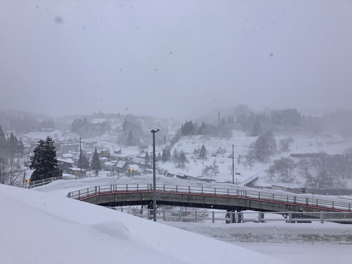 肘折希望大橋から温泉街を望む