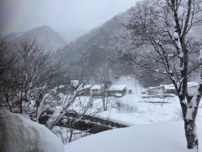 脱衣所からの雪景色