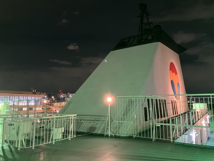 煙突とフェリーターミナル