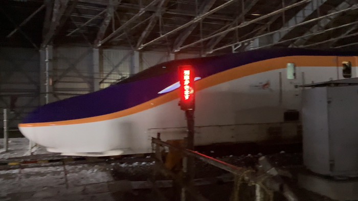 E8系が踏切通過