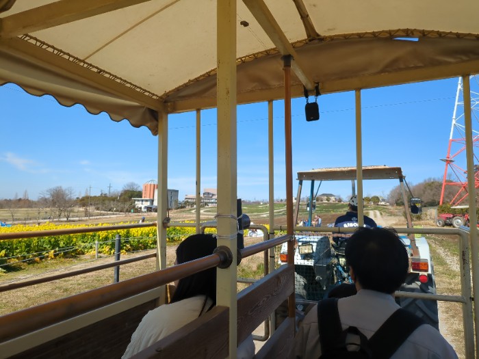 トラクターバスに乗車