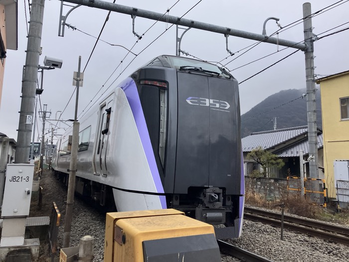 踏切待ちで特急が来ました