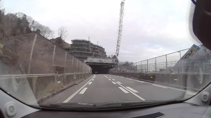 北野牧岩塊撤去工事現場下通過