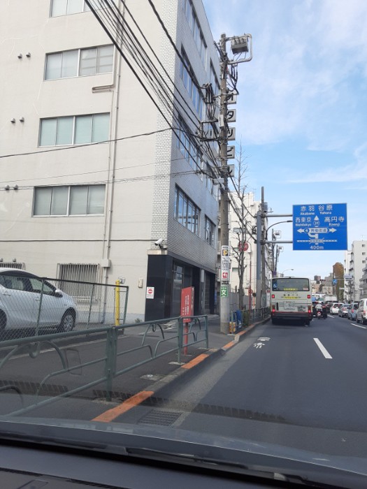 ⑥オタリビル手前ガードレール中央