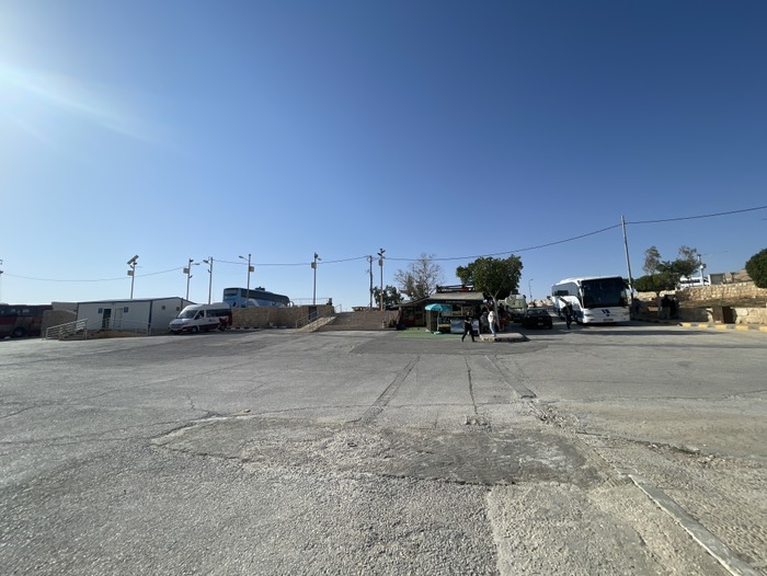 広々としたバス停