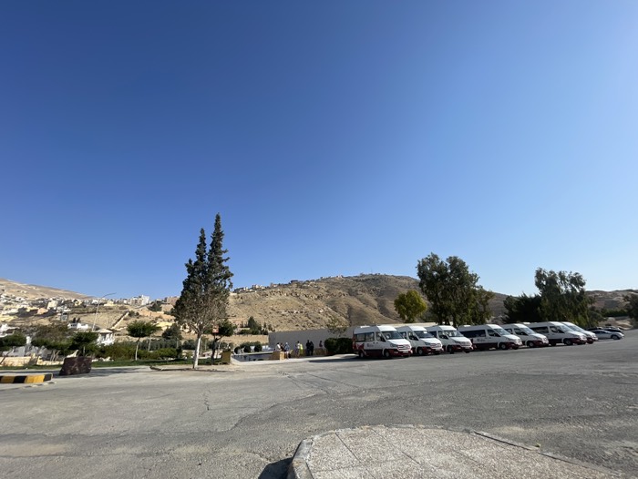 広々としたバス停