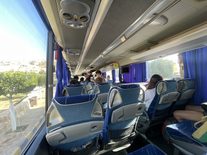 割ときれいなバスの中