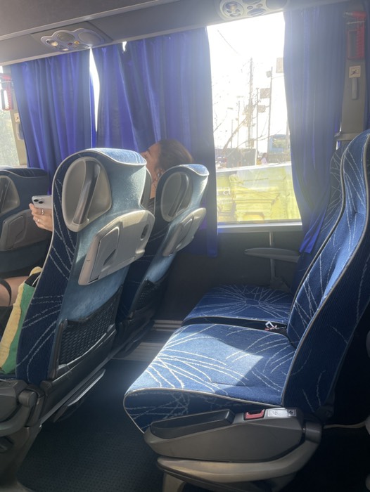 シートピッチは狭めなバス