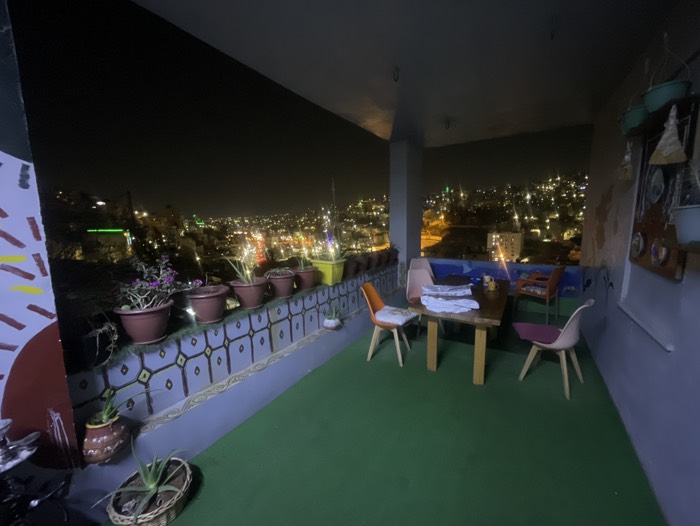 いい感じの宿のテラス席の景色