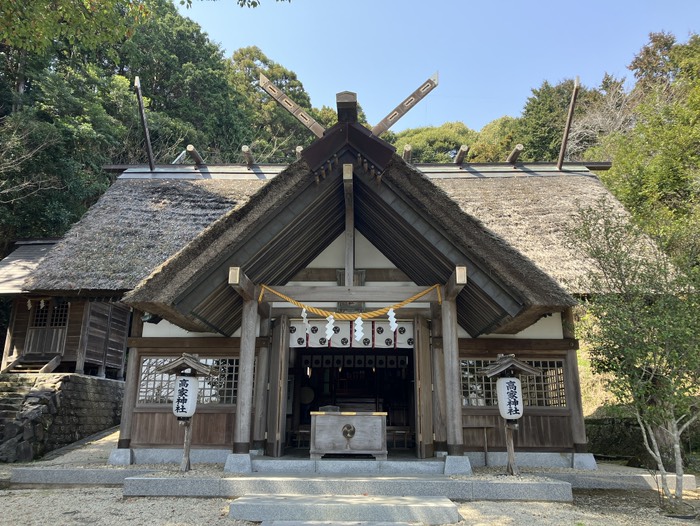 拝殿が茅葺き屋根！？