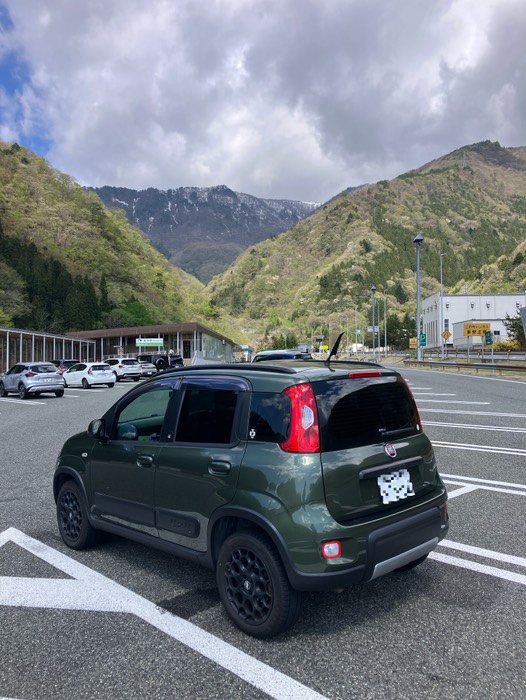 奥の山にはまだ雪が