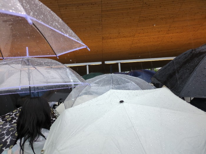 大雨の東ゲ－卜