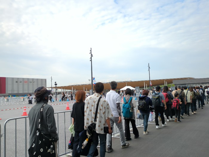 東ゲートへ向かう列