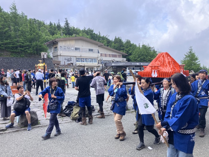 山開きで御輿が出てました