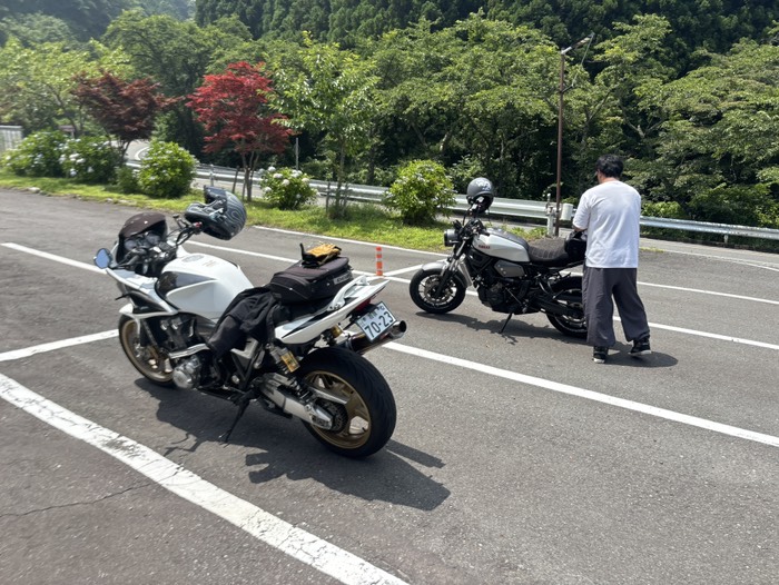 マルケス岩の駐車場で小休憩🚬