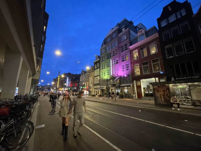 街の夜は騒がしい