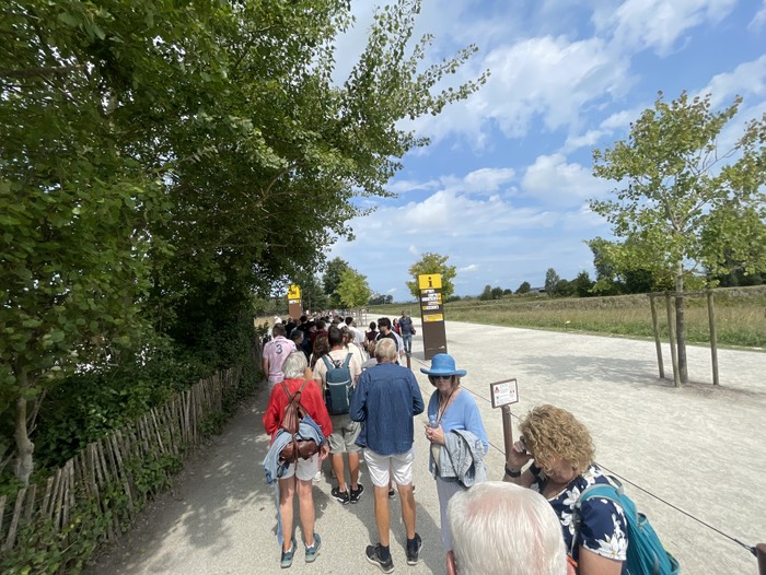 バス待ちの列　シャトルバスは無料