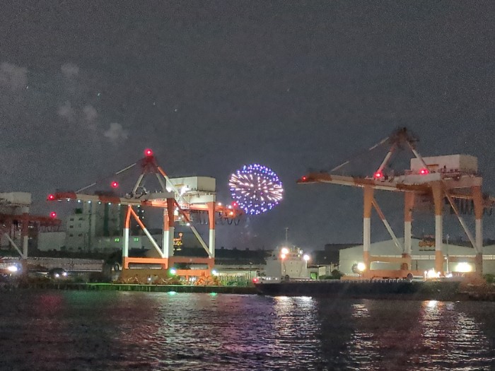 ガントリークレーンと花火