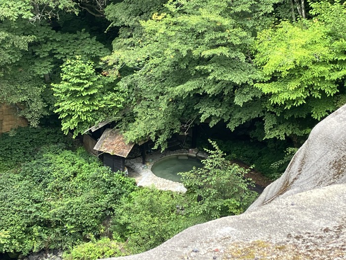 男風呂は道路から丸見え😳