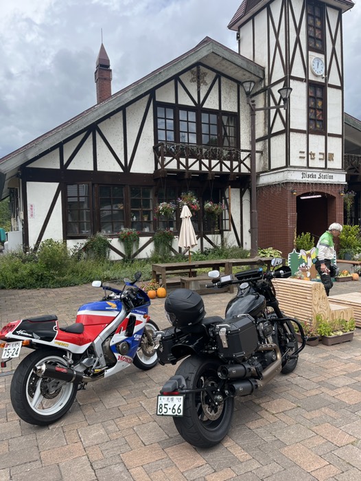 ニセコ駅で昼飯です。