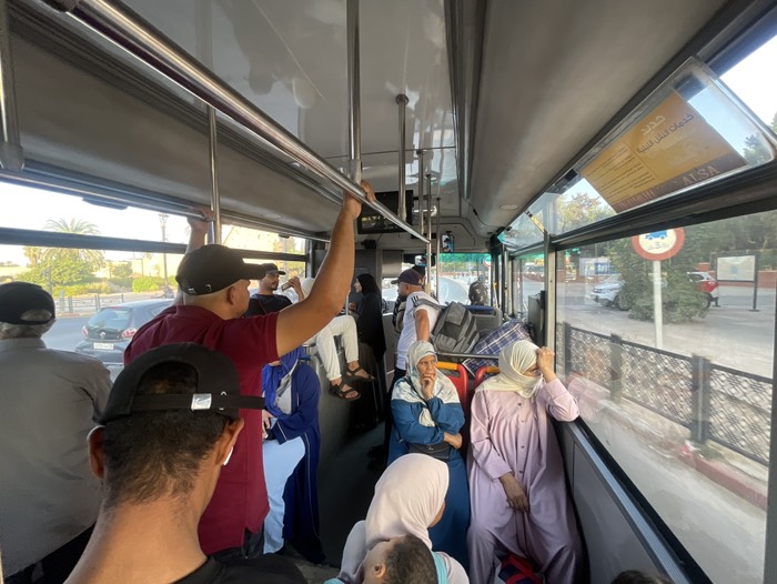 ローカルバスの中