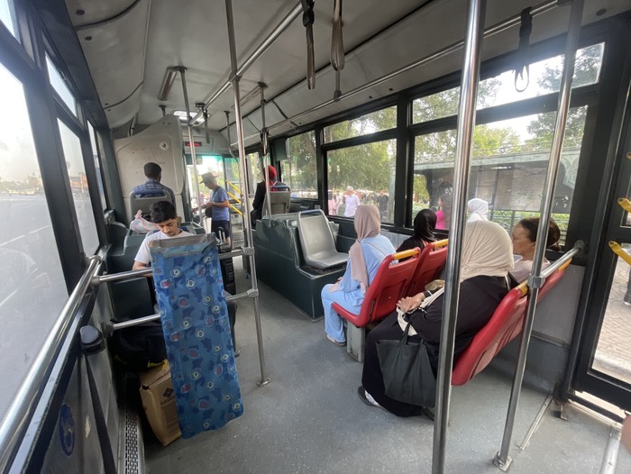 ローカルバスの中