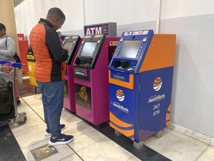 atmで現金引き出し