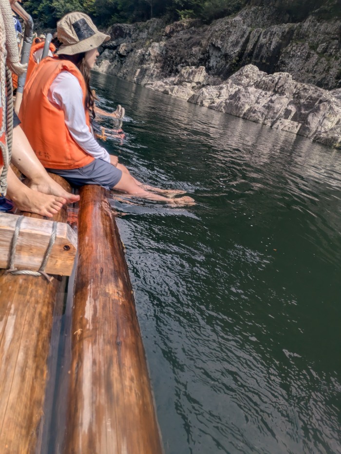 川でリラックス